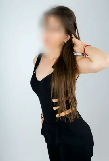 Amina, 28