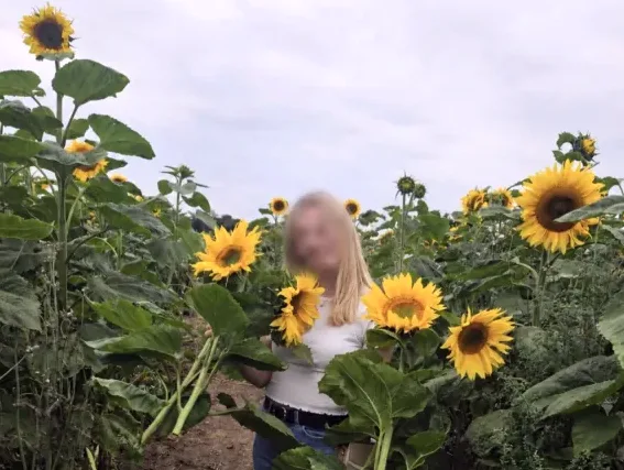 Julie, 32