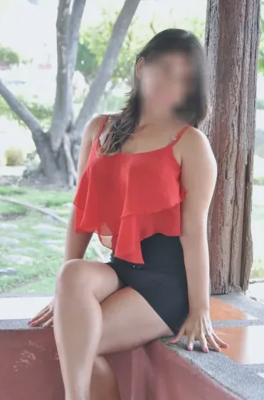 Julie, 33