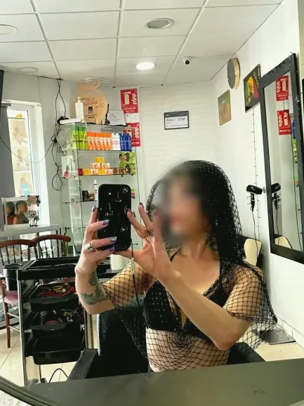 Kamilla, 33
